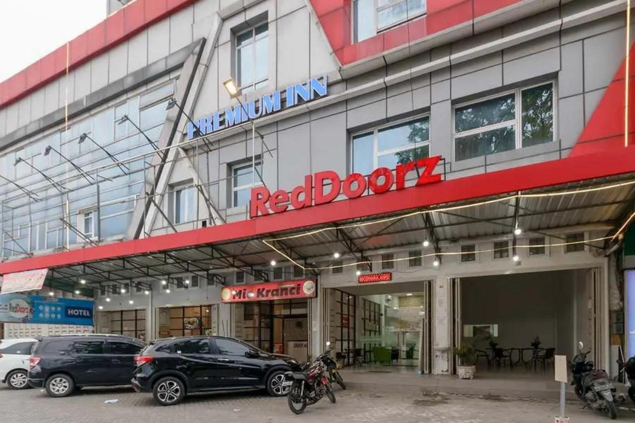 Reddoorz Plus @ Cemara Asri Medan Exterior photo